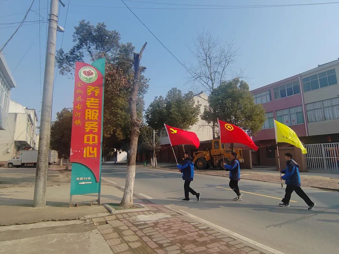 高一团员学习雷锋，敬老从心开始。